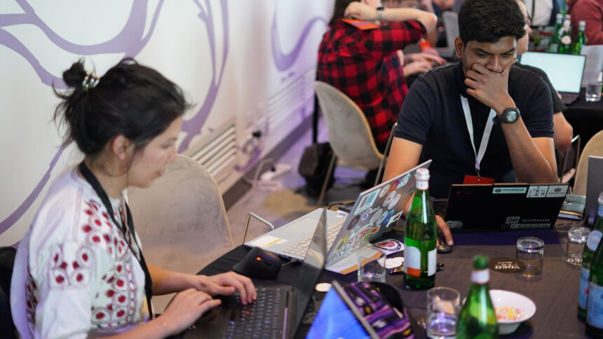 Προγραμματιστές στο Wikimedia Hackathon του Μιλάνου, 1 Μαΐου 2026. Φωτογραφία αρχείου σχετική με τη δραστηριότητα ανάπτυξης λογισμικού.