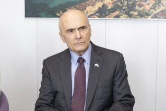 Ο πρεσβευτής των ΗΠΑ στην ΕΕ Άντριου Πάζντερ στην Ευρωπαϊκή Επιτροπή, 1 Ιουλίου 2026.