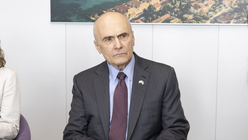 Ο πρεσβευτής των ΗΠΑ στην ΕΕ Άντριου Πάζντερ στην Ευρωπαϊκή Επιτροπή, 1 Ιουλίου 2026.