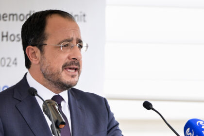 Ο Πρόεδρος της Δημοκρατίας Νίκος Χριστοδουλίδης στο βήμα συνέντευξης Τύπου.