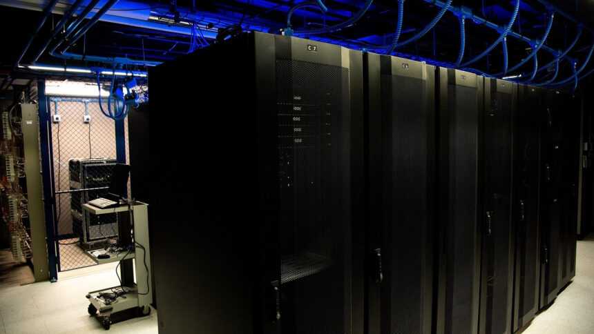 Σειρά υπολογιστικών racks σε κέντρο δεδομένων στη Νέα Ορλεάνη