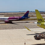 Wizz Air και airBaltic στο αεροδρόμιο Λάρνακας, 11 Αυγούστου 2024