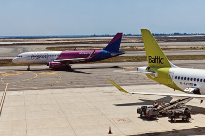 Wizz Air και airBaltic στο αεροδρόμιο Λάρνακας, 11 Αυγούστου 2024