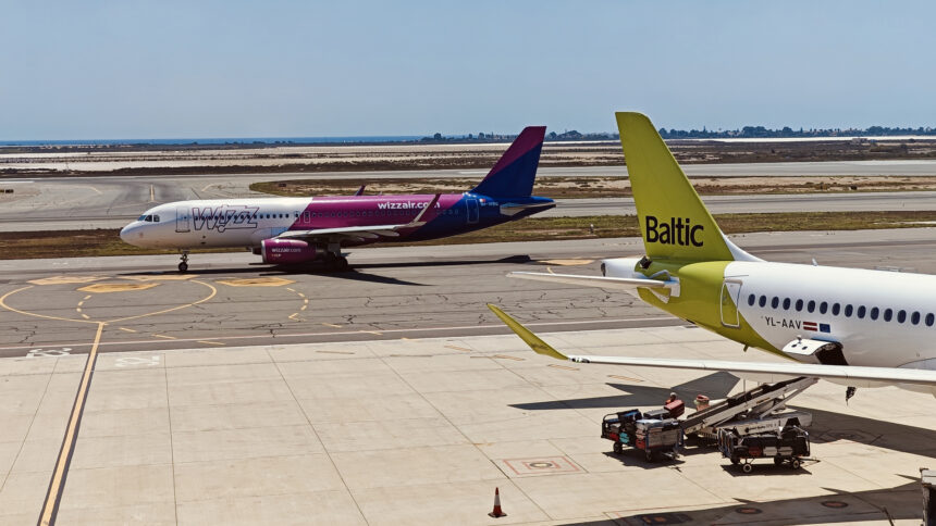 Wizz Air και airBaltic στο αεροδρόμιο Λάρνακας, 11 Αυγούστου 2024