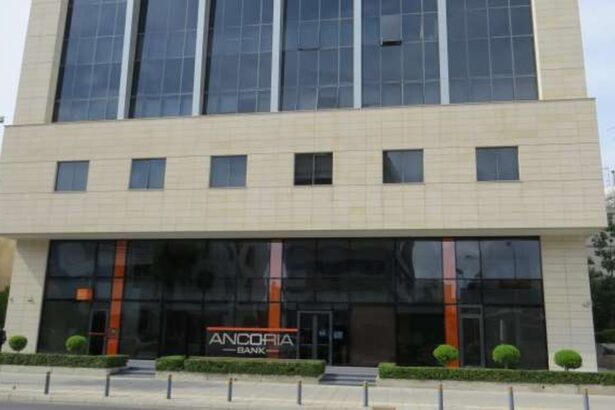 Πρόσοψη κτιρίου της Ancoria Bank με την επιγραφή της τράπεζας