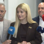 Η Αννίτα Δημητρίου ανάμεσα στον Αβέρωφ Νεοφύτου και τον Γιώργο Παμπορίδη, κατά τις δηλώσεις για το χρίσμα του ΔΗΣΥ