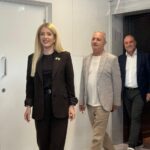 Η Αννίτα Δημητρίου μπροστά, με τον Αβέρωφ Νεοφύτου και τον Γιώργο Παμπορίδη να ακολουθούν