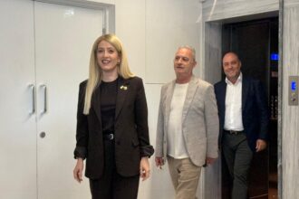 Η Αννίτα Δημητρίου μπροστά, με τον Αβέρωφ Νεοφύτου και τον Γιώργο Παμπορίδη να ακολουθούν