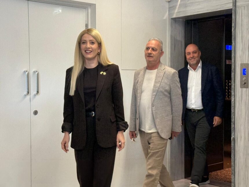 Η Αννίτα Δημητρίου μπροστά, με τον Αβέρωφ Νεοφύτου και τον Γιώργο Παμπορίδη να ακολουθούν