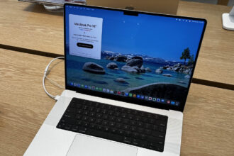 Πραγματικό ασημί MacBook Pro 16 ιντσών με επεξεργαστή M4 Pro