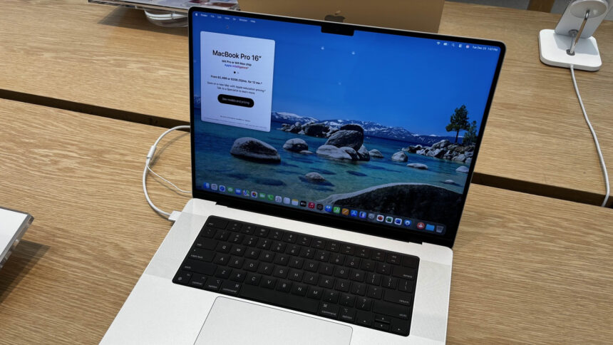 Πραγματικό ασημί MacBook Pro 16 ιντσών με επεξεργαστή M4 Pro