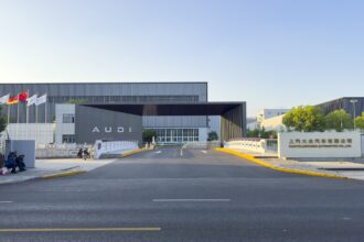 Η είσοδος του δεύτερου εργοστασίου SAIC–Volkswagen στο Άντινγκ της Κίνας, 15 Μαΐου 2026.