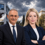 Σύνθεση με τον Αβέρωφ Νεοφύτου και την Αννίτα Δημητρίου, με το κτίριο του ΔΗΣΥ και το Προεδρικό στο φόντο