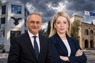 Σύνθεση με τον Αβέρωφ Νεοφύτου και την Αννίτα Δημητρίου, με το κτίριο του ΔΗΣΥ και το Προεδρικό στο φόντο