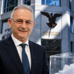 Εκδοτικό κολάζ με τον Αβέρωφ Νεοφύτου, το κτίριο του Δημοκρατικού Συναγερμού και μια κάλπη