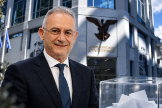 Εκδοτικό κολάζ με τον Αβέρωφ Νεοφύτου, το κτίριο του Δημοκρατικού Συναγερμού και μια κάλπη