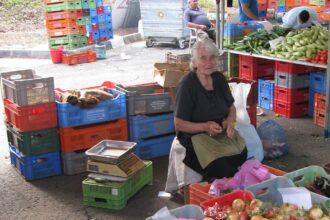 Πάγκος με φρούτα και λαχανικά σε αγορά στη Λευκωσία