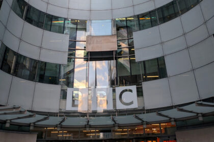 Η πρόσοψη του Broadcasting House του BBC στο Λονδίνο