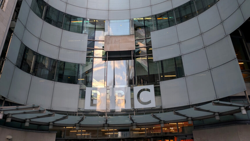 Η πρόσοψη του Broadcasting House του BBC στο Λονδίνο