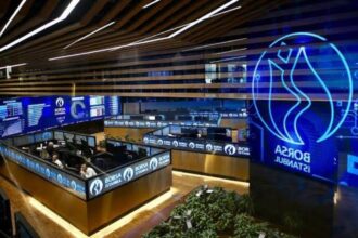 Η αίθουσα συναλλαγών του Borsa Istanbul με το λογότυπο του χρηματιστηρίου.