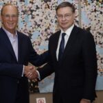 Ο Λάρι Φινκ με τον Βάλντις Ντομπρόβσκις στη Νέα Υόρκη, 29 Απριλίου 2025. Φωτογραφία αρχείου από διαφορετική συνάντηση.