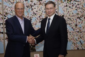 Ο Λάρι Φινκ με τον Βάλντις Ντομπρόβσκις στη Νέα Υόρκη, 29 Απριλίου 2025. Φωτογραφία αρχείου από διαφορετική συνάντηση.