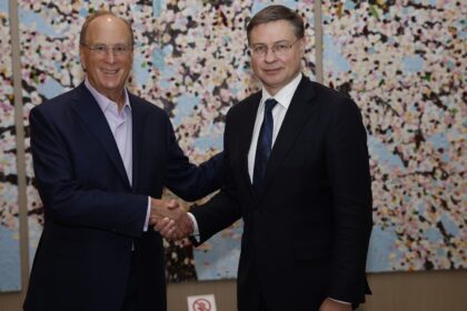 Ο Λάρι Φινκ με τον Βάλντις Ντομπρόβσκις στη Νέα Υόρκη, 29 Απριλίου 2025. Φωτογραφία αρχείου από διαφορετική συνάντηση.