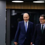 Ο Άντι Μπέρναμ και ο Micheál Martin έξω από το Number 10, 18 Σεπτεμβρίου 2026