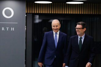 Ο Άντι Μπέρναμ και ο Micheál Martin έξω από το Number 10, 18 Σεπτεμβρίου 2026