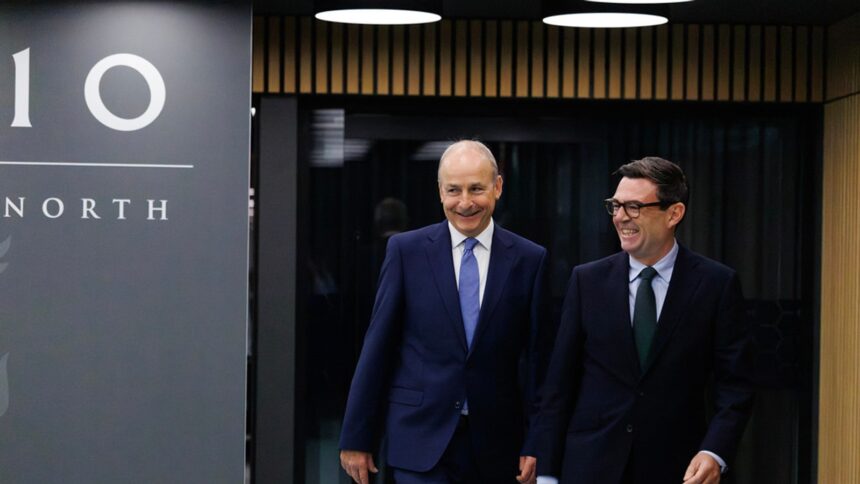 Ο Άντι Μπέρναμ και ο Micheál Martin έξω από το Number 10, 18 Σεπτεμβρίου 2026