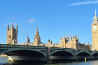 Το βρετανικό Κοινοβούλιο και η γέφυρα Westminster στο Λονδίνο