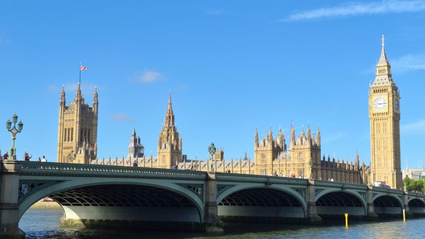 Το βρετανικό Κοινοβούλιο και η γέφυρα Westminster στο Λονδίνο