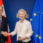 Ο Μαρκ Κάρνεϊ και η Ούρσουλα φον ντερ Λάιεν μπροστά στις σημαίες Καναδά και ΕΕ