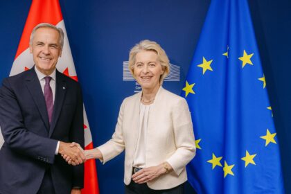 Ο Μαρκ Κάρνεϊ και η Ούρσουλα φον ντερ Λάιεν μπροστά στις σημαίες Καναδά και ΕΕ