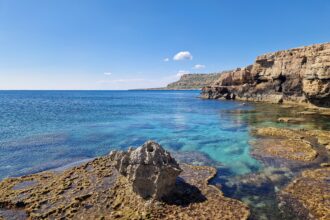 Η ακτογραμμή στο Κάβο Γκρέκο της ανατολικής Κύπρου.
