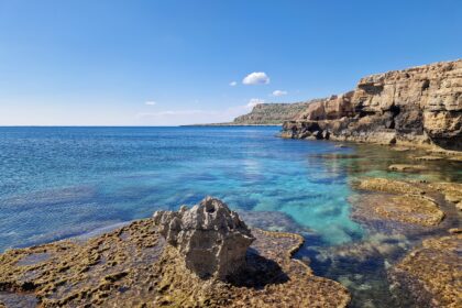 Η ακτογραμμή στο Κάβο Γκρέκο της ανατολικής Κύπρου.