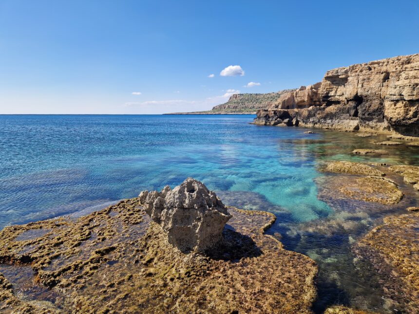 Η ακτογραμμή στο Κάβο Γκρέκο της ανατολικής Κύπρου.