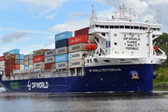 Το πλοίο μεταφοράς εμπορευματοκιβωτίων DP World Rotterdam εν πλω