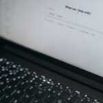Φορητός υπολογιστής με την αρχική οθόνη του ChatGPT.