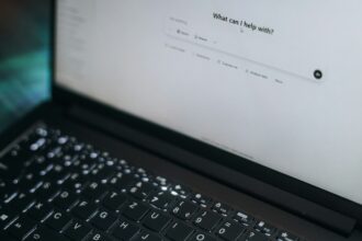 Φορητός υπολογιστής με την αρχική οθόνη του ChatGPT.