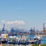 Εμπορευματοκιβώτια και πλοία στο λιμάνι του Πειραιά