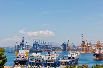 Εμπορευματοκιβώτια και πλοία στο λιμάνι του Πειραιά