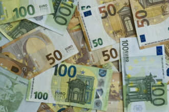 Χαρτονομίσματα των 50 και 100 ευρώ σε κοντινή λήψη