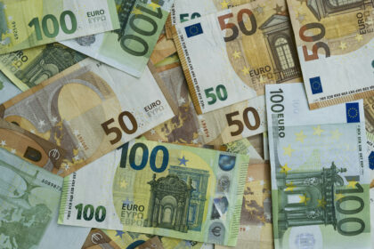 Χαρτονομίσματα των 50 και 100 ευρώ σε κοντινή λήψη