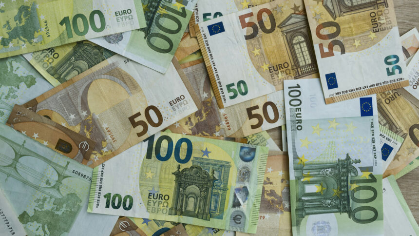 Χαρτονομίσματα των 50 και 100 ευρώ σε κοντινή λήψη
