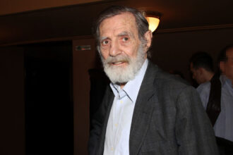 Ο Γιώργος Βαρδινογιάννης με σκούρο σακάκι και ανοιχτόχρωμο πουκάμισο