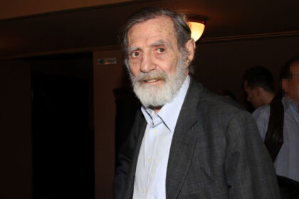 Ο Γιώργος Βαρδινογιάννης με σκούρο σακάκι και ανοιχτόχρωμο πουκάμισο