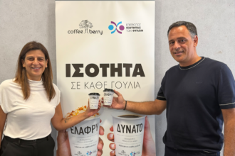 Η Τζόζη Χριστοδούλου και ο Χαράλαμπος Γαβριηλίδης με τα ποτήρια της καμπάνιας Ισότητα σε κάθε γουλιά