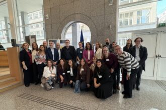 Ομαδική φωτογραφία από το συνέδριο του co-OPERATOR στο Ευρωπαϊκό Κοινοβούλιο