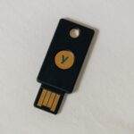 Φυσικό κλειδί ασφαλείας USB για ταυτοποίηση δύο παραγόντων